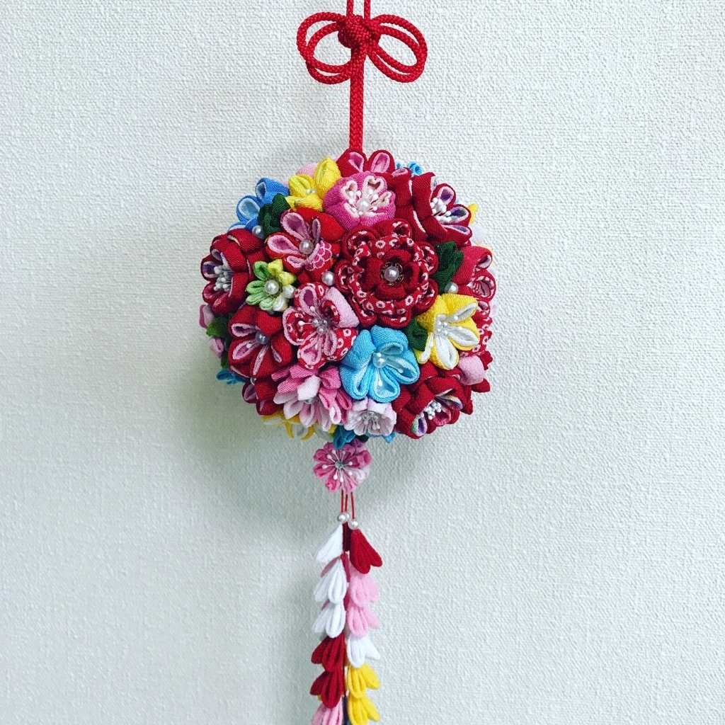 つまみ細工 ひな祭り前に出来た！吊るし飾り完成✨ - つまみ細工工房