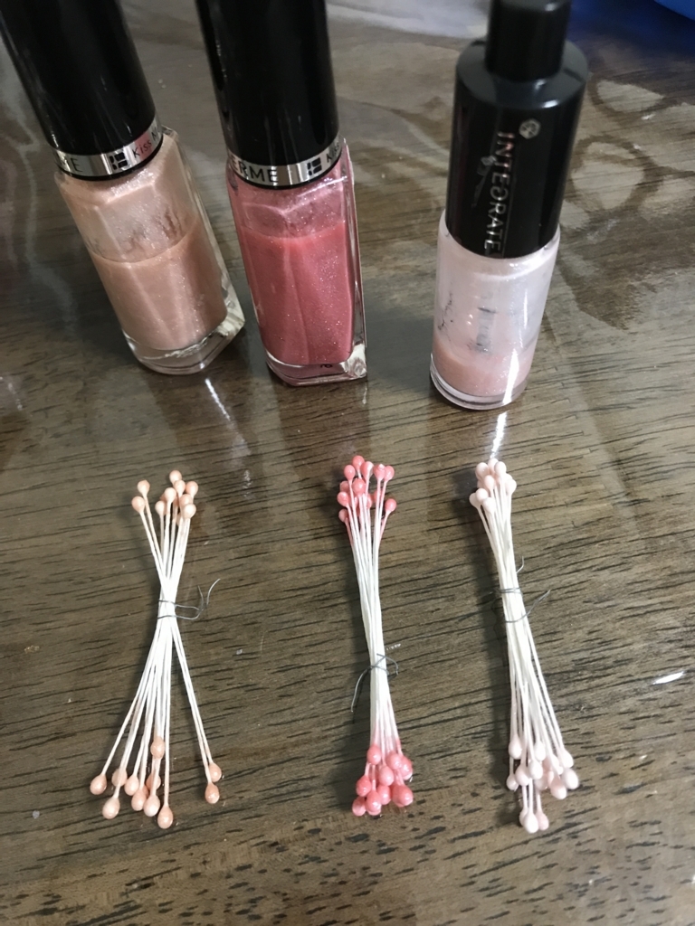 つまみ細工 既製品の白い花芯 ペップにマニキュアで色をつける 1 つまみ細工工房 ほっこり屋 ブログ