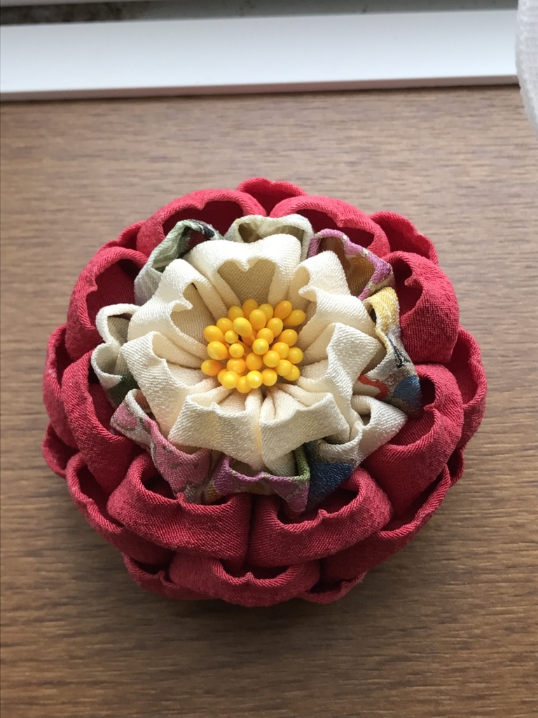 つまみ細工 成人式の髪飾り メインの牡丹を作ってみる - つまみ細工 