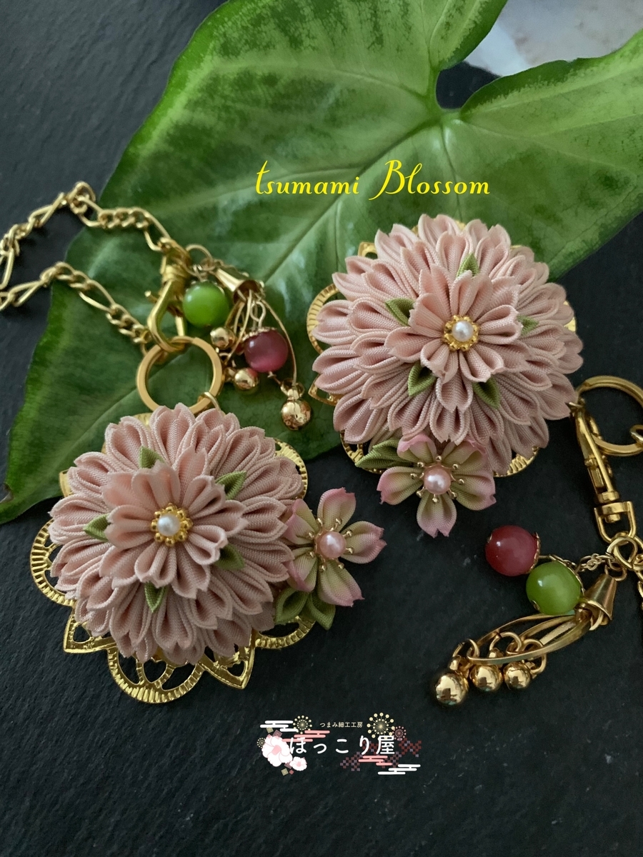 つまみ細工 名残桜のバッグチャーム - つまみ細工工房 ❁ ほっこり屋