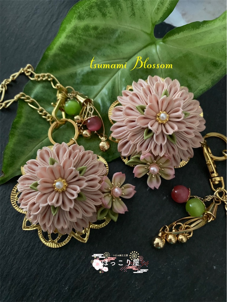 つまみ細工 名残桜のバッグチャーム - つまみ細工工房 ❁ ほっこり屋