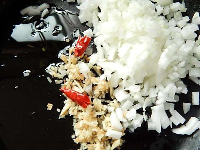 みじん切りの玉ねぎ、生姜と唐辛子を入れて炒める