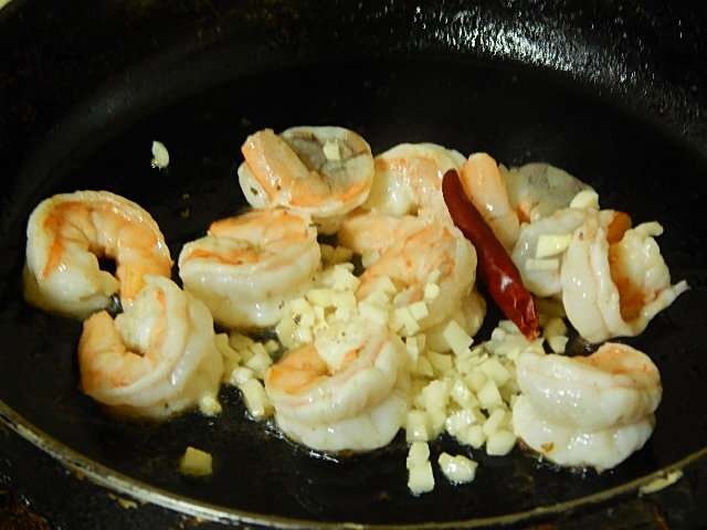エビを炒める