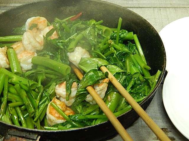 香りがでたらさらに炒める