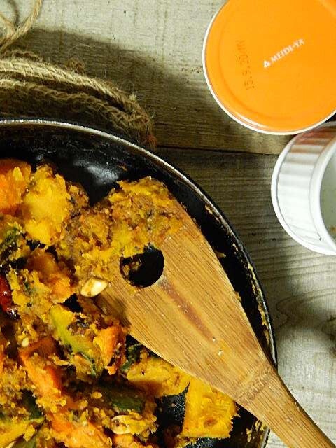 醤油を混ぜたピーナッツバターとピーナッツを加える