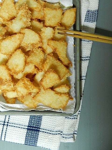 延ばしたご飯を揚げておこげを作る