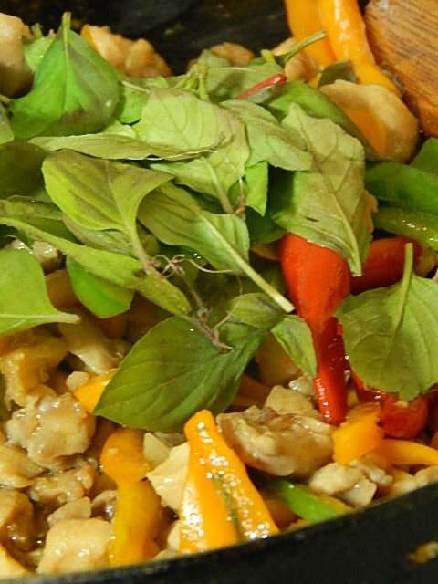 材料を炒めて味付けをする