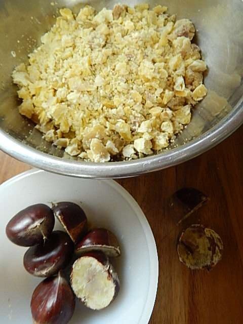 茹でた利平栗の中身をスプーンなどでほじくりだす。