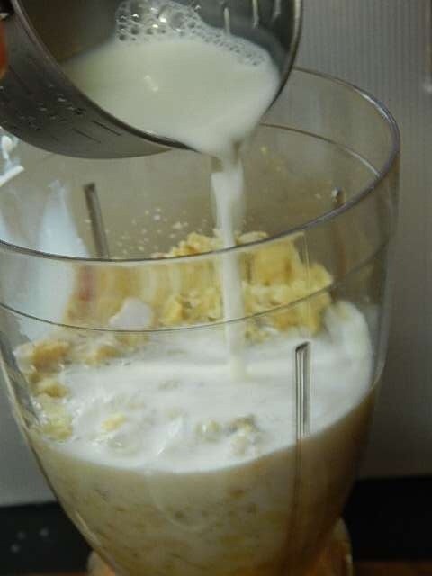 牛乳を加えミキサーをかける