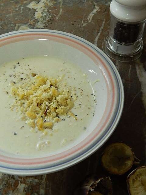 器に注ぎ、黒コショウをひいて完成！