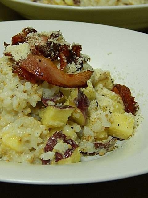 ベーコンをのせ、最後にパルメザンチーズ、黒コショウをひく