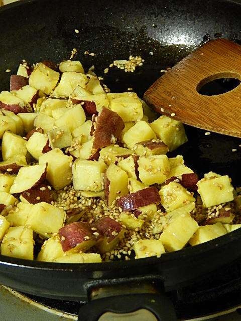 サツマイモを加えて炒める