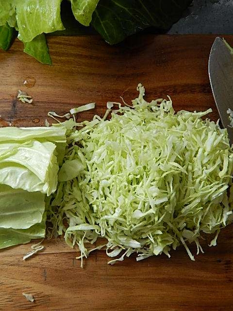 細切りしたキャベツ