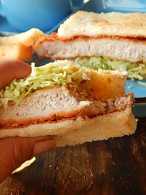 カツサンドを食べる