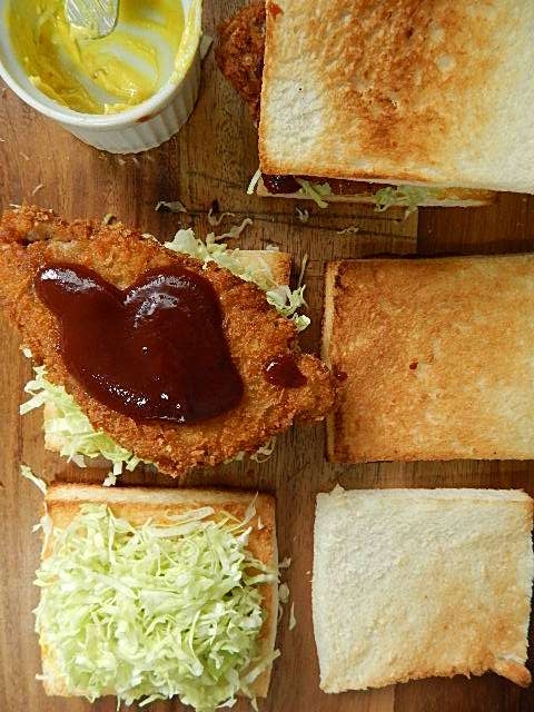 トンカツをパンにはさむ