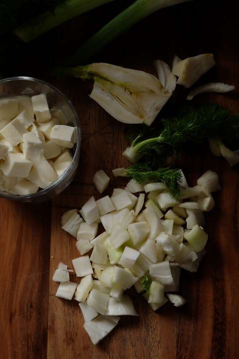 フェンネルとモッツァレラチーズをカット