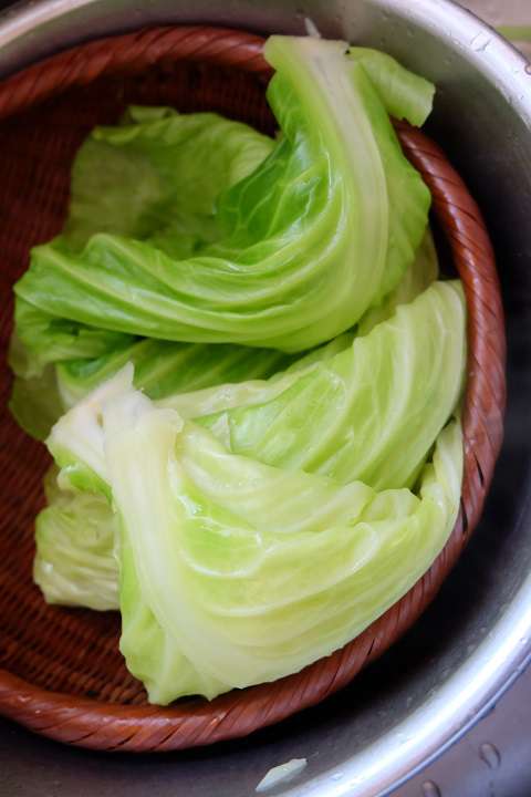 キャベツの葉を湯がいて芯を削る