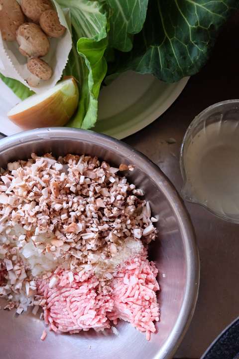 材料をみじん切りにする