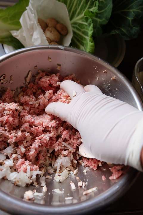 ロールキャベツの中身を混ぜる