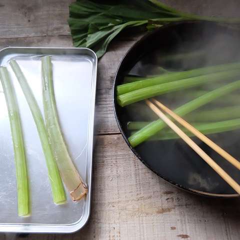 フキをフライパンで茹でる