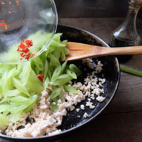 材料を炒める