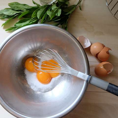 グラニュー糖と卵黄を入れ泡立て器で混ぜる