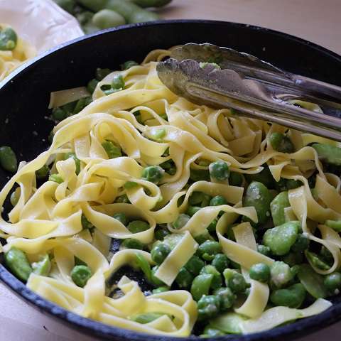 茹で上がったパスタを加えて和える