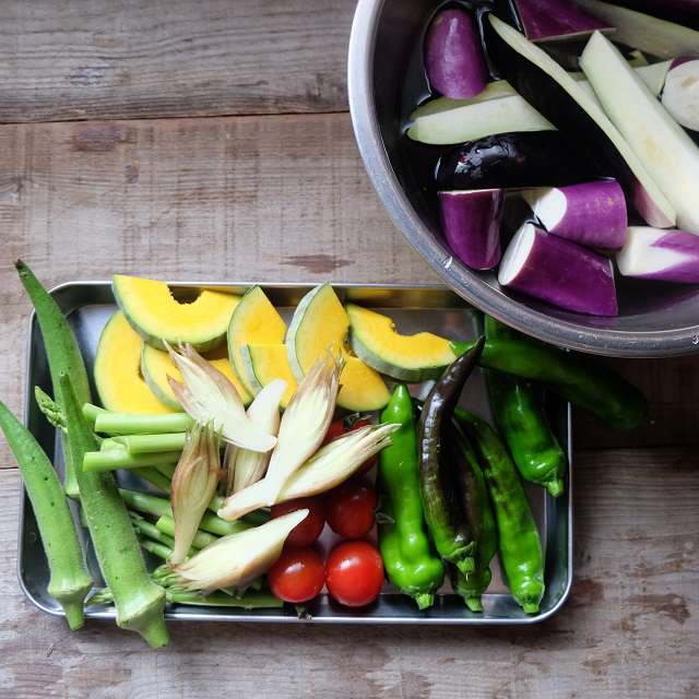 野菜を切って準備している写真