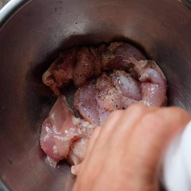 鶏肉に下味を付けている写真