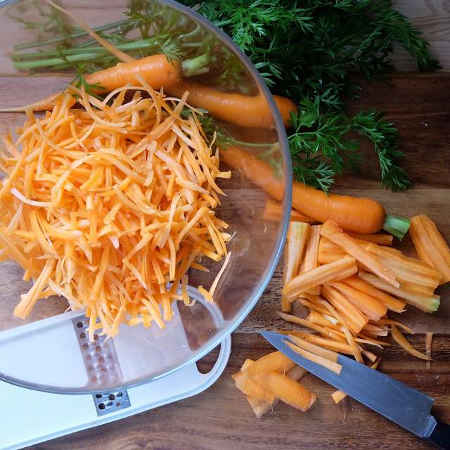 にんじんを千切りしているところ