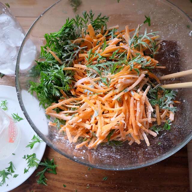 冷水を少しづつ加え混ぜ合わせているところ