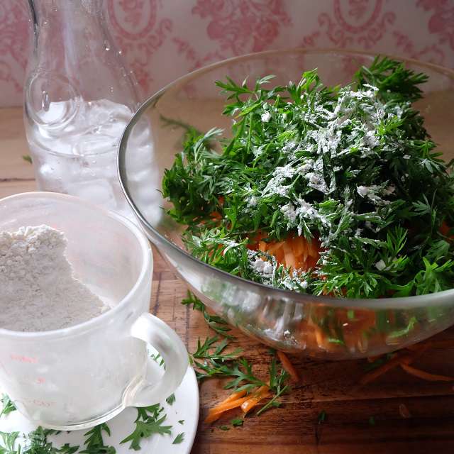 根と葉を合わせて薄力粉をまぶしているところ