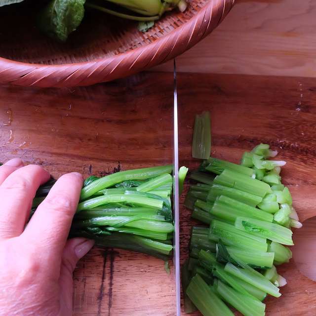 小松菜を3.5㎝長さに切ってるところ