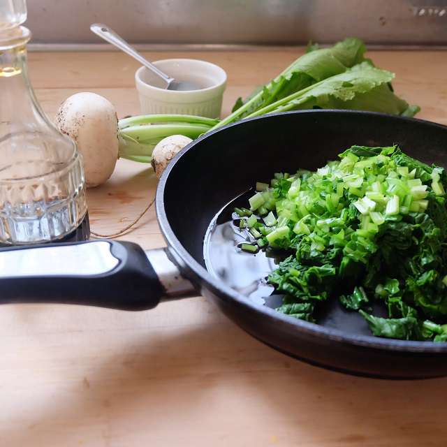 ごま油で葉っぱを炒め調味料を加えてさらに炒めているところ