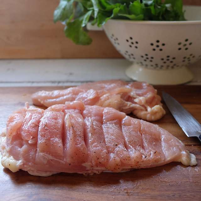 鶏肉に塩・コショウで下味をつけてるところ