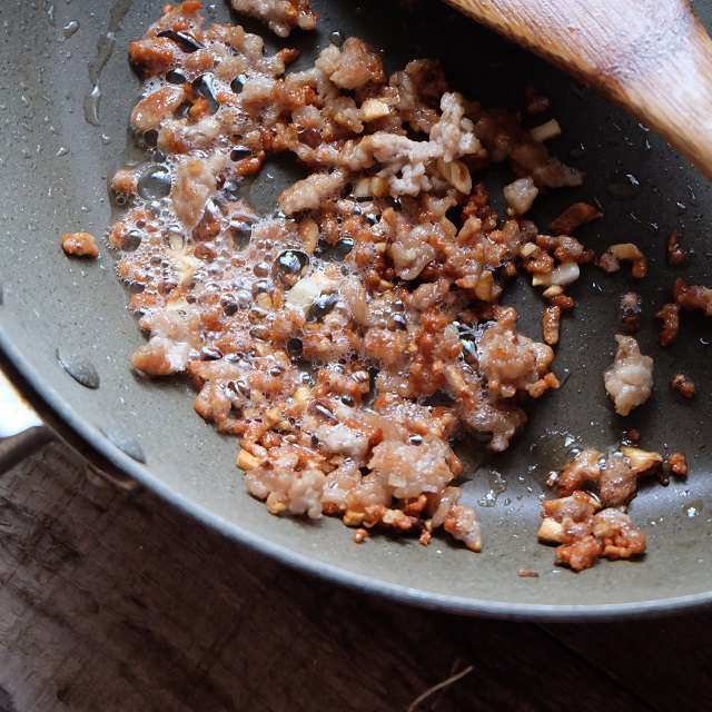 豚ひき肉、しょうが、ニンニクを炒めているところ