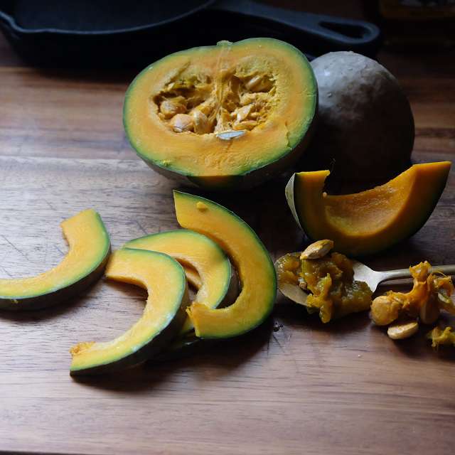 ミニかぼちゃを5㎜厚さのくし形に切ったところ