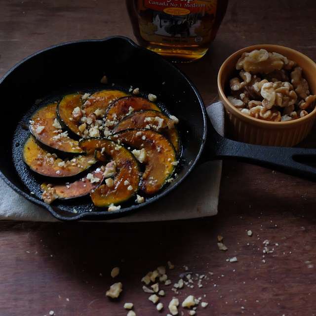 砕いた胡桃を散らし、火が通るまで蒸し焼きにしたところ