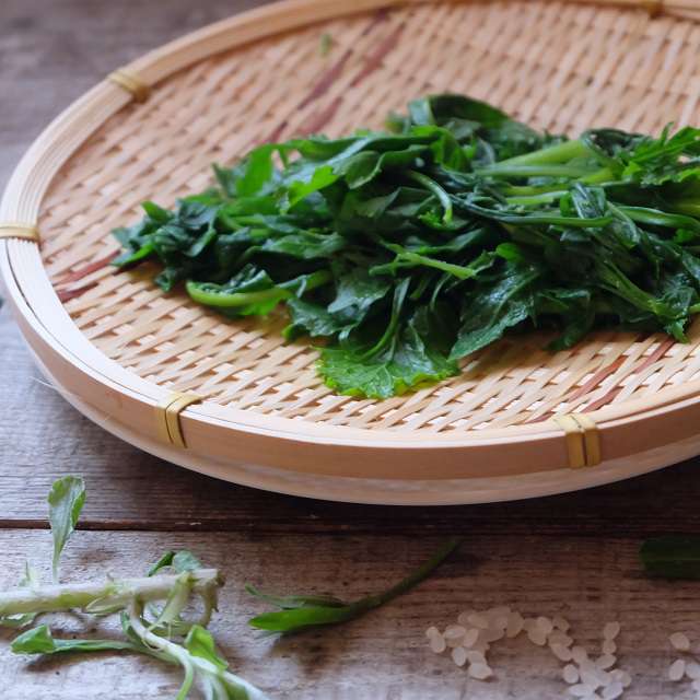 七草は熱湯でサッと茹でる