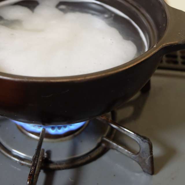 米を洗ってザルにあげ、鍋に水を入れて米を加え中火にかける