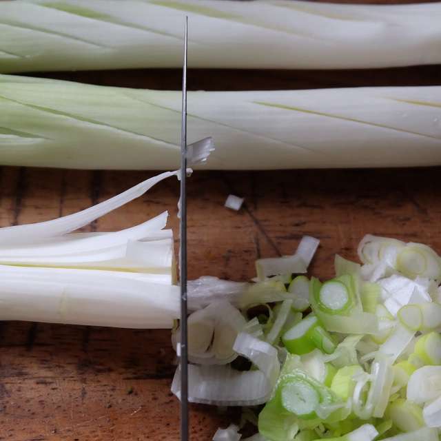 ねぎを粗みじん切りにする