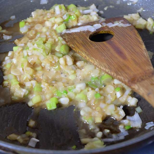 みじん切りしたねぎをバターで炒め、醤油で味付けする