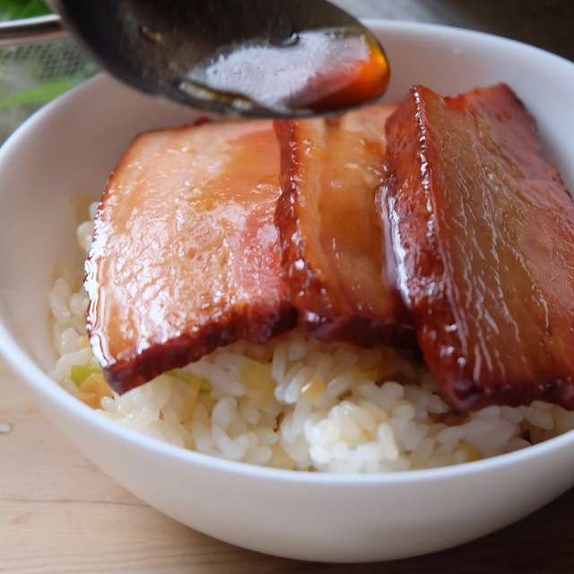 焼き豚3枚をのせ煮汁をかける