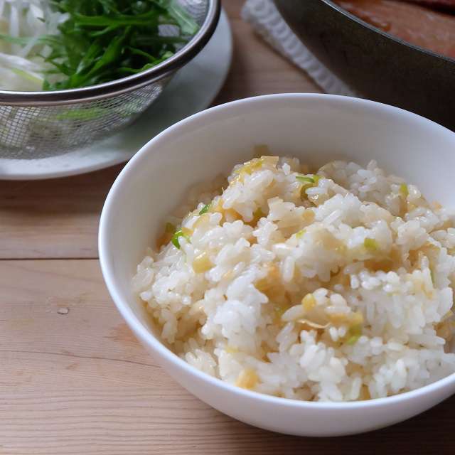 ねぎの入ったボールに温かいご飯を入れ混ぜ合わせる