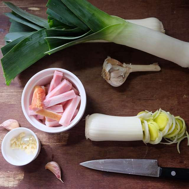 リーキを使ったパスタのレシピ 冬のカルボナーラ 今日 なに食べよう 有機野菜の畑から