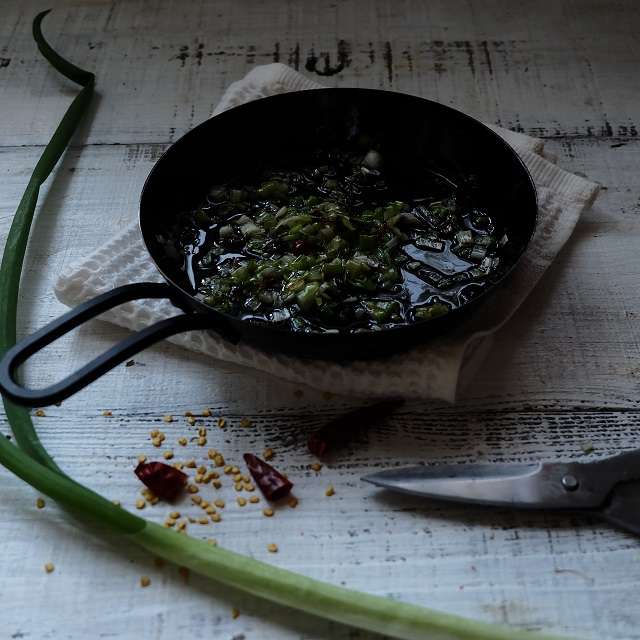 ごま油とネギ、鷹の爪を入れ薄っすら色づくまで炒める