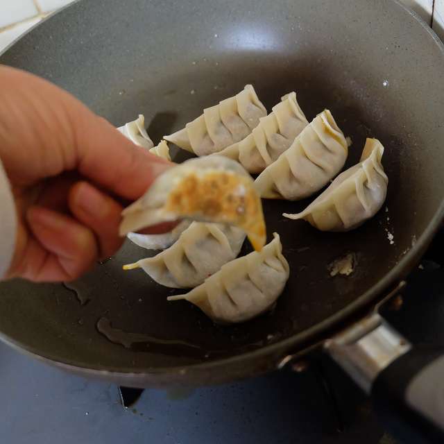 油をひいて餃子を並べ、底部分に焼き色が付くまで焼く