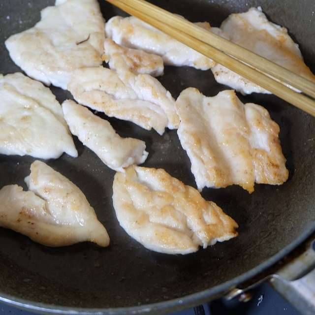 鶏ささみを少し色づくまで焼き取り出しておく