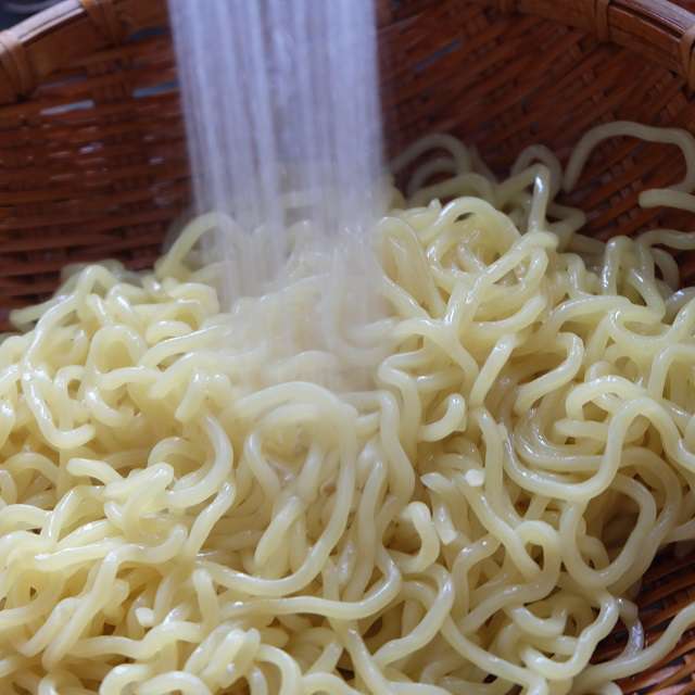 麺を茹で、冷水で〆て水気を切る