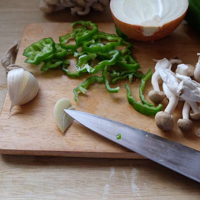 野菜を切ってしめじはほぐして準備しておく